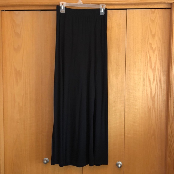Small black maxi skirt with slits. - Picture 1 of 3
